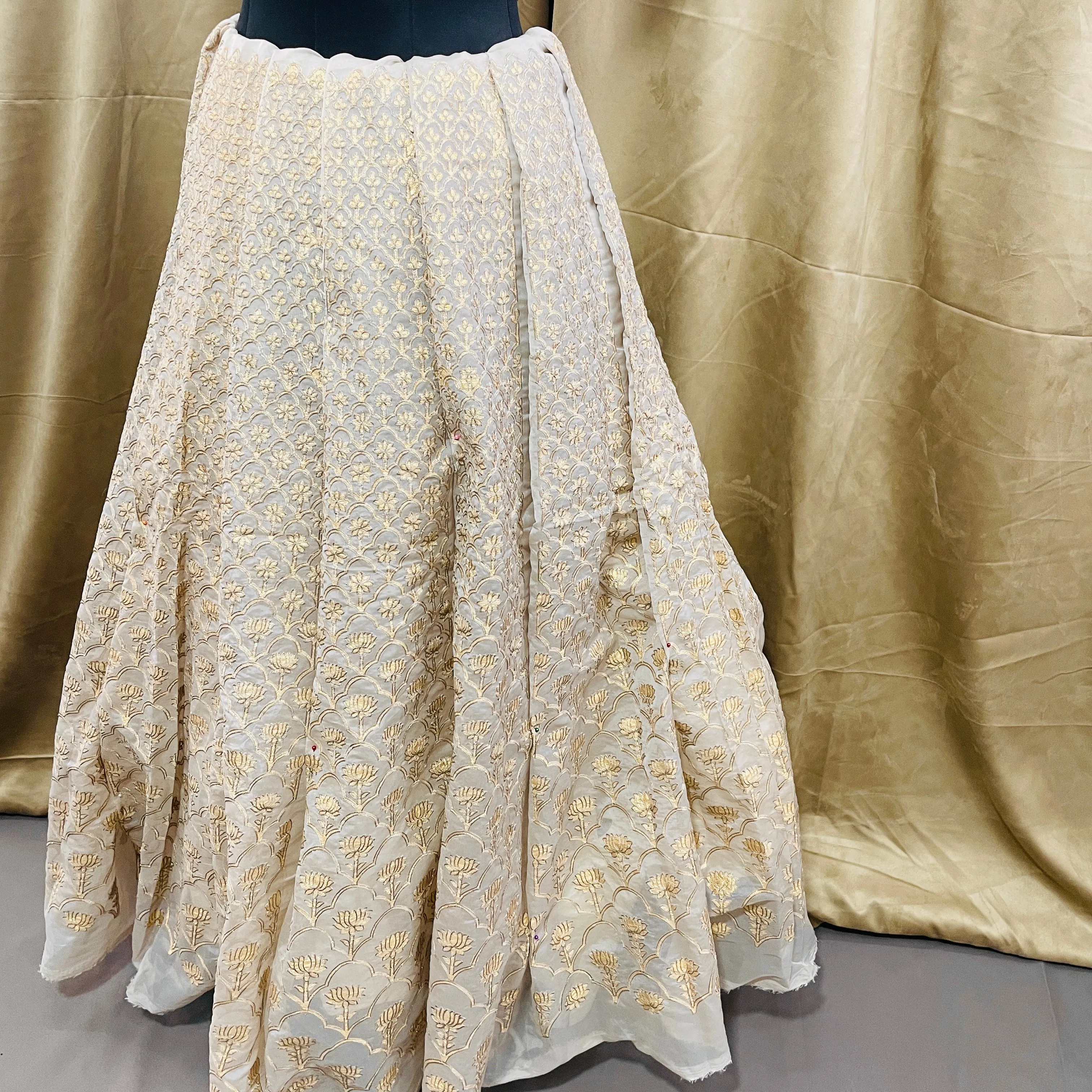 Beige Floral Sequins Embroidery Organza / 12 Kali