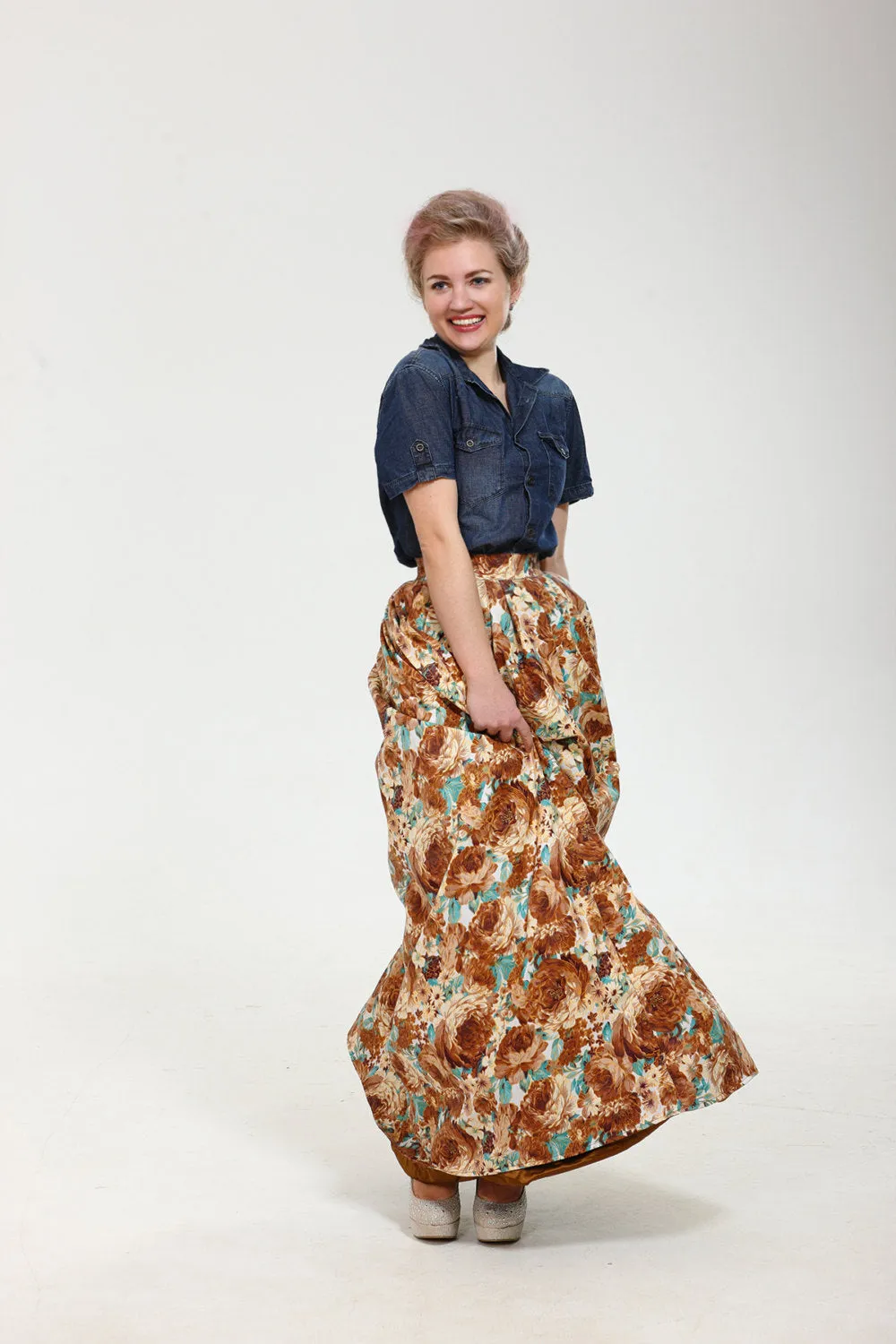 Terribly floral! Exclusive full shaped maxi skirt from thin exclusive floral cotton fabric.